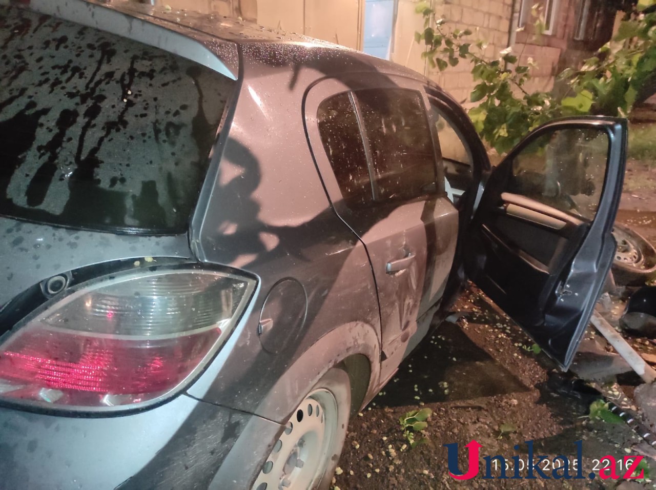 Gəncədə avtomobil evə çırpıldı - Yaralanan var (FOTOLAR)